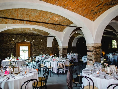 Hochzeit - Frühlingshochzeit - Glanegg (Glanegg) - Der Festsaal von Lilli's Hochzeitsstadl mit seiner unverkennbaren Gewölbeoptik. - Lillis Feststadl