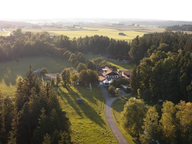 Hochzeit: Wir bieten euch das perfekte Domizil für eure Traumhochzeit. Auf unserer großen Waldwiese empfangen wir euch mit euren Gäste mit einem kleinen Glas Prosecco und liebevoll angerichteten Canapes. Hierfür stellen wir euch gerne unsere rustikalen großen Stehtische bereit. Für euer individuelles Hochzeitsmahl nach eurem Geschmack, verwenden wir möglichst regionalen und saisonalen Produkte und stehen zur Entscheidungsfindung gerne Unterstützend zur Seite. Wir servieren euch und euren Gästen ein drei, vier oder fünf Gänge Menü, hier stehen euch die typischen Klassiker sowie überregionale Köstlichkeiten zur Wahl. - Waldgaststätte Filzenklas