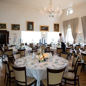 Hochzeit: Der große Saal gedeckt - Schloss Maria Loretto am Wörthersee