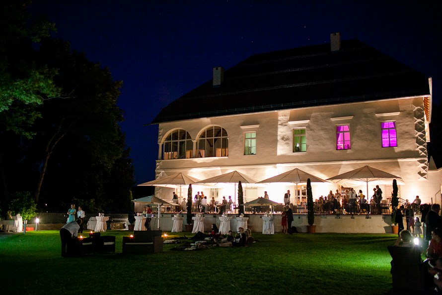 Hochzeit: Kino im Schlossgarten bei einer Hochzeit - Schloss Maria Loretto am Wörthersee