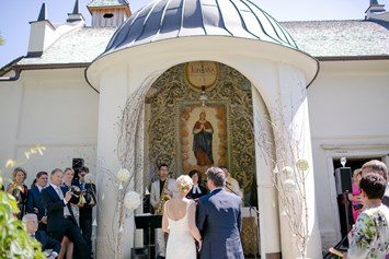 Hochzeit: Die Trauung vor der Schlosskapelle im Loretto. - Schloss Maria Loretto am Wörthersee