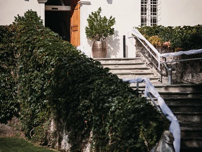Mariage - Frühlingshochzeit - Die Treppen zum Schloss. - Schloss Maria Loretto am Wörthersee
