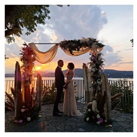 Hochzeit: Der magische Moment beim Sonnenuntergang. - Schloss Maria Loretto am Wörthersee