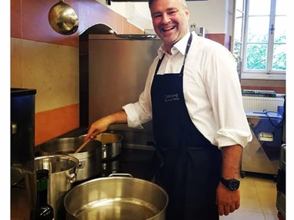 Mariage - Frühlingshochzeit - Chef kocht persönlich die Fingefoods in der Küche.  - Schloss Maria Loretto am Wörthersee