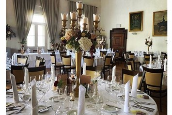 Hochzeit: Blumen Isabella, der große Saal ohne Hussen gedeckt, wirkt ganz anders, - Schloss Maria Loretto am Wörthersee