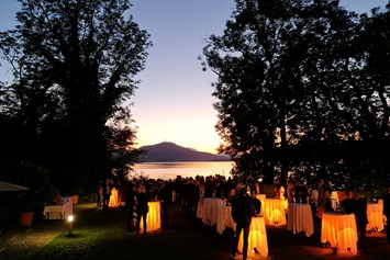 Hochzeit: Sonnenuntergang mit einem Stehempfang im Schlossgarten über den Wörthersee  - Schloss Maria Loretto am Wörthersee