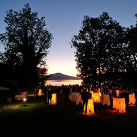 Hochzeit: Sonnenuntergang mit einem Stehempfang im Schlossgarten über den Wörthersee  - Schloss Maria Loretto am Wörthersee