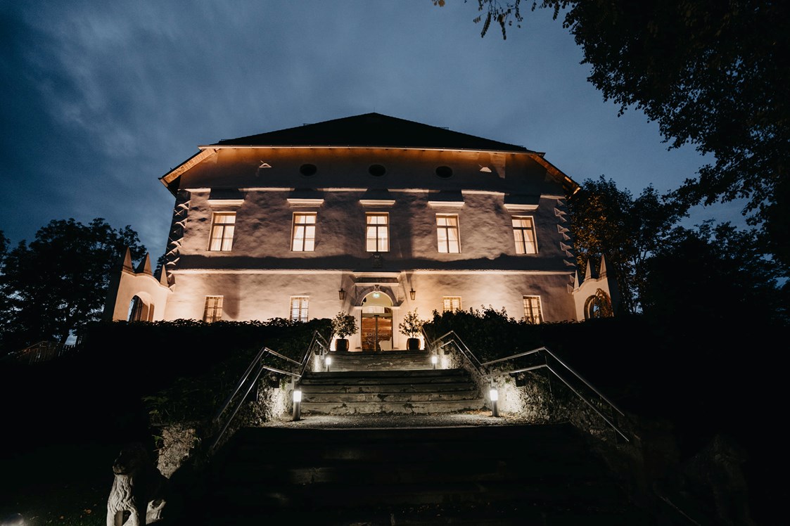 Hochzeit: Abendansicht des Schloss Maria Lorettos, die Ansicht ist der Haupteingang - Schloss Maria Loretto am Wörthersee