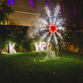 Hochzeit: Feuerwerk im Garten  - Schloss Maria Loretto am Wörthersee
