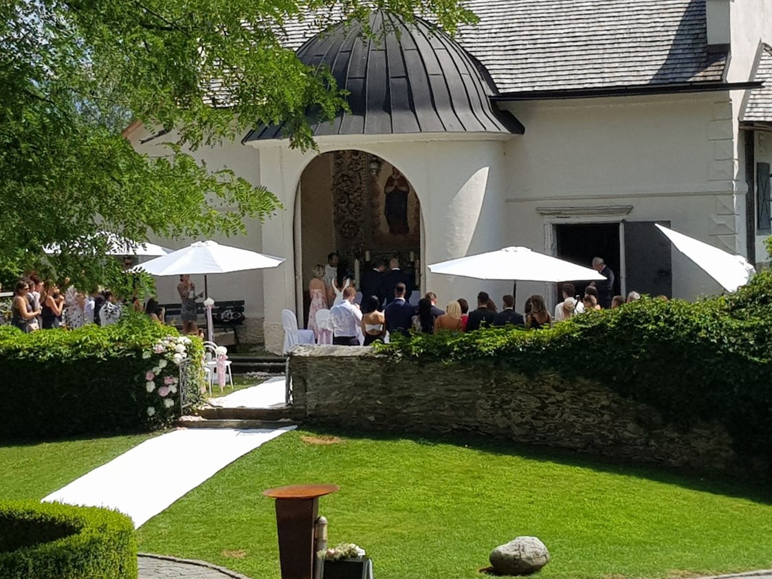 Hochzeit: Außenhochzeit vor dem Altar - Schloss Maria Loretto am Wörthersee