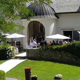 Hochzeit: Außenhochzeit vor dem Altar - Schloss Maria Loretto am Wörthersee