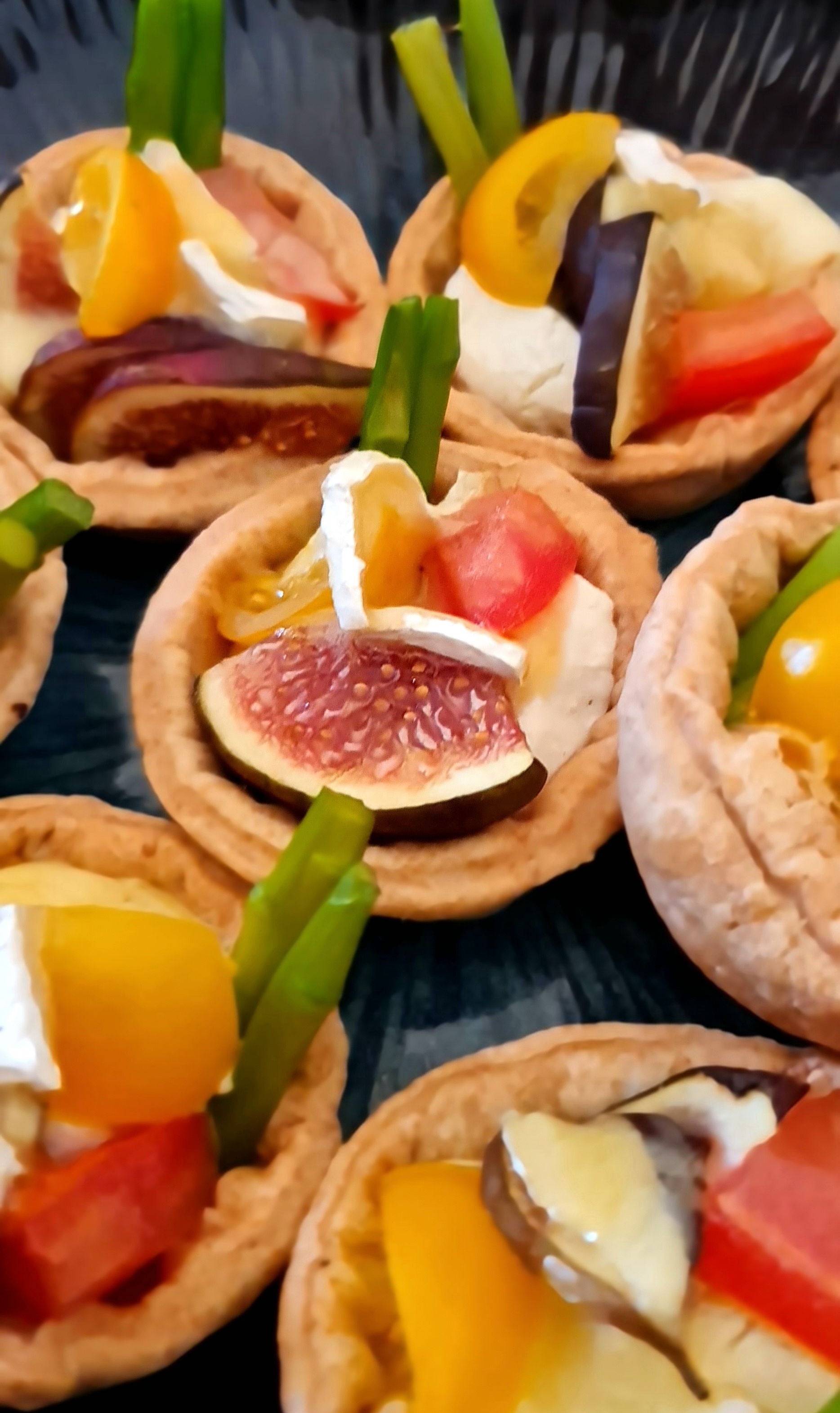 Hochzeitslocation: Überbackener Brie mit Feigen am Tisch als Vorspeise eingestellt. - Schloss Maria Loretto am Wörthersee