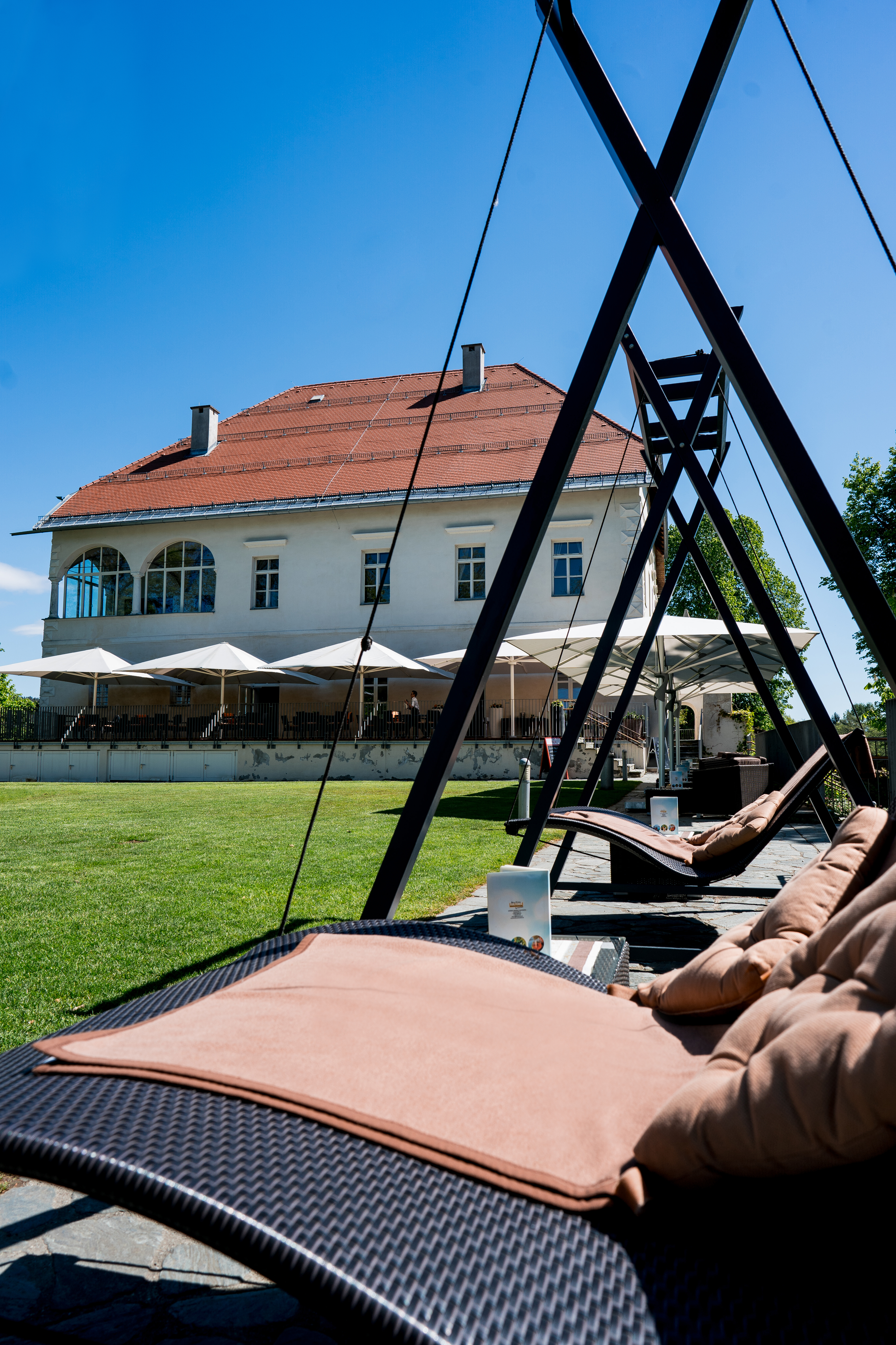 Hochzeitslocation: Unsere Skyschaukeln 
www.tanjaundjosef.at - Schloss Maria Loretto am Wörthersee