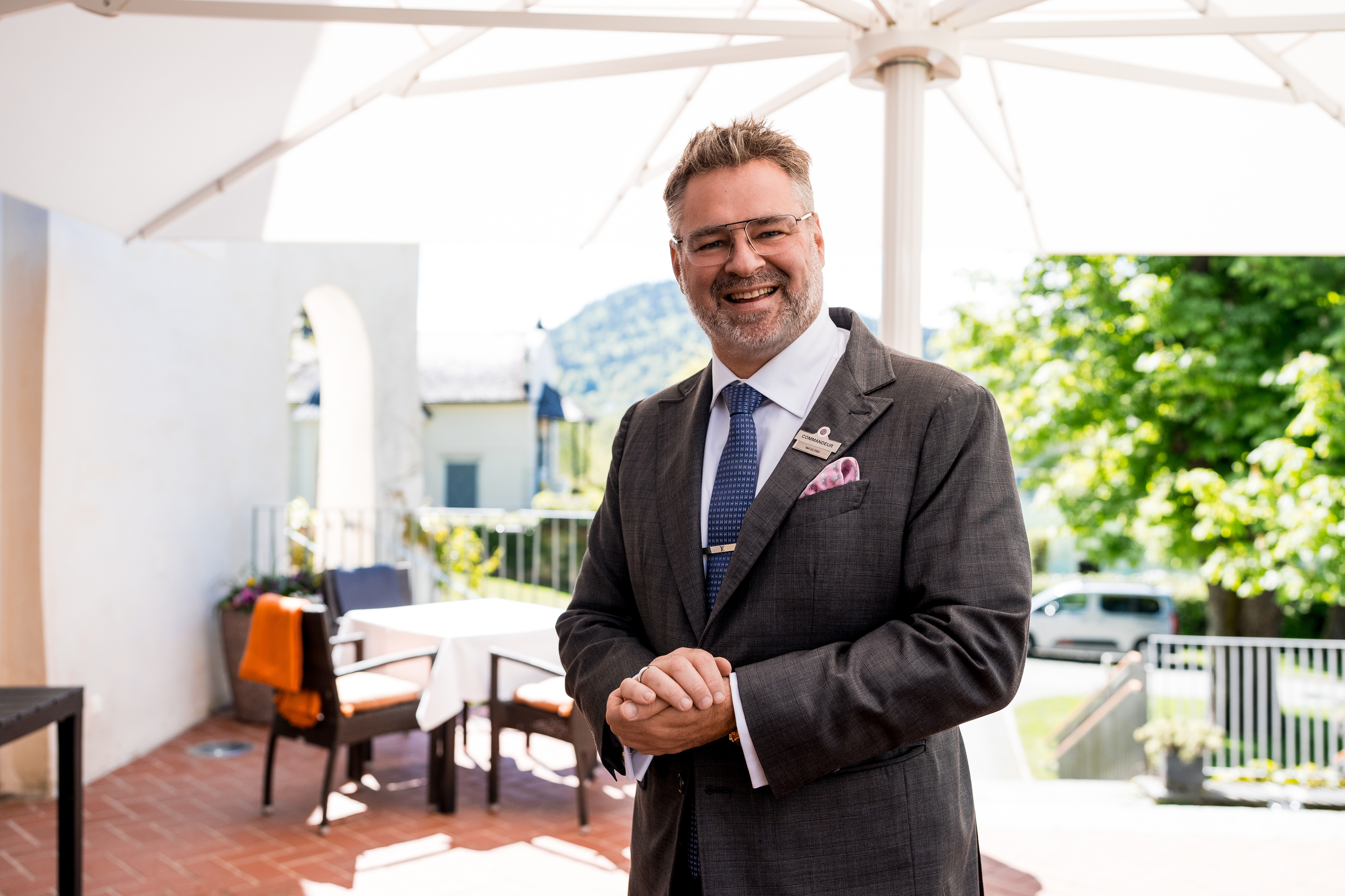 Hochzeitslocation: Ich heiße Sie persönlich willkommen.
www.tanjaundjosef.at - Schloss Maria Loretto am Wörthersee