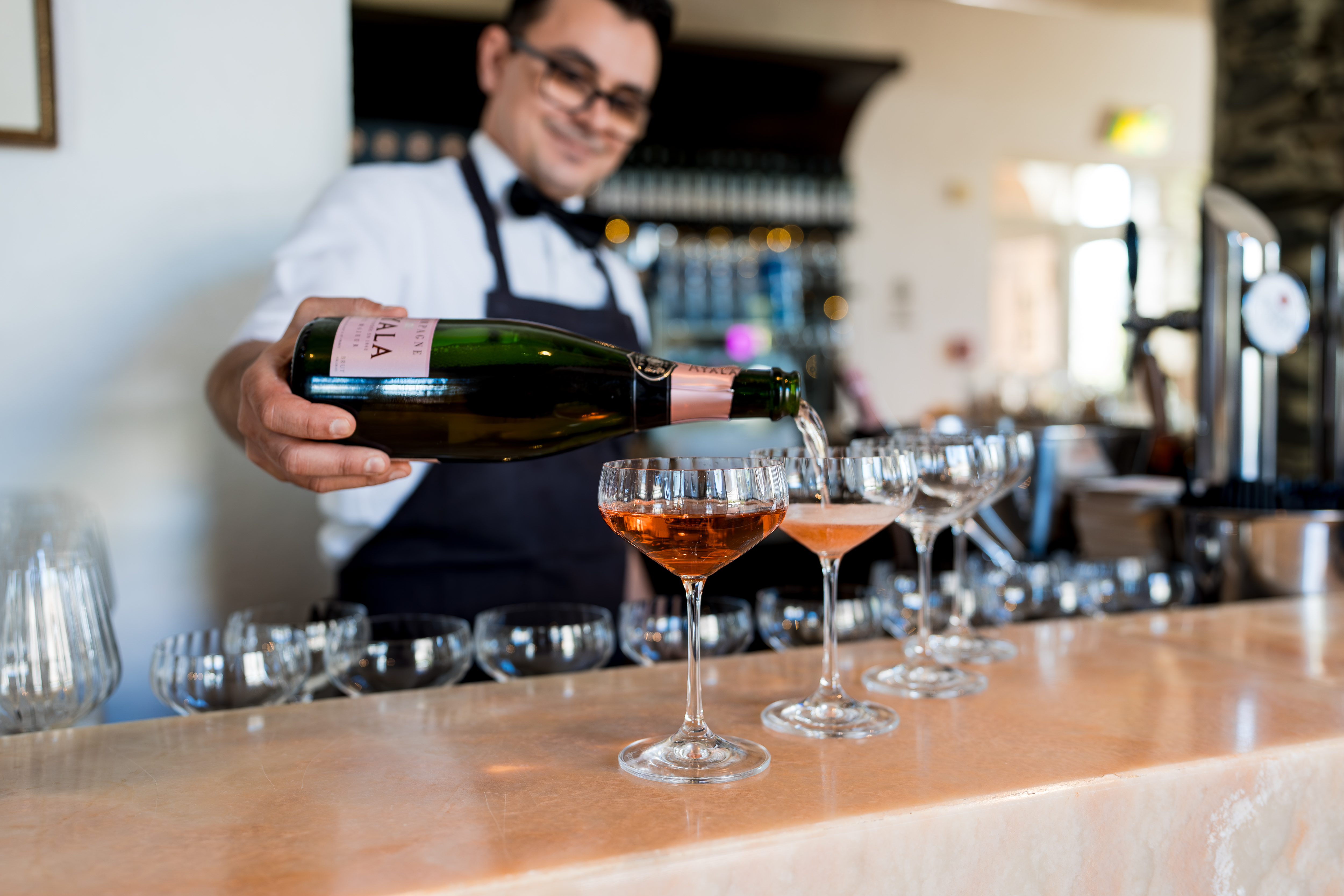 Hochzeitslocation: Alyala Rose Champagner von unserem Barchef für den Aperitife serviert.
www.tanjaundjosef.at
 - Schloss Maria Loretto am Wörthersee