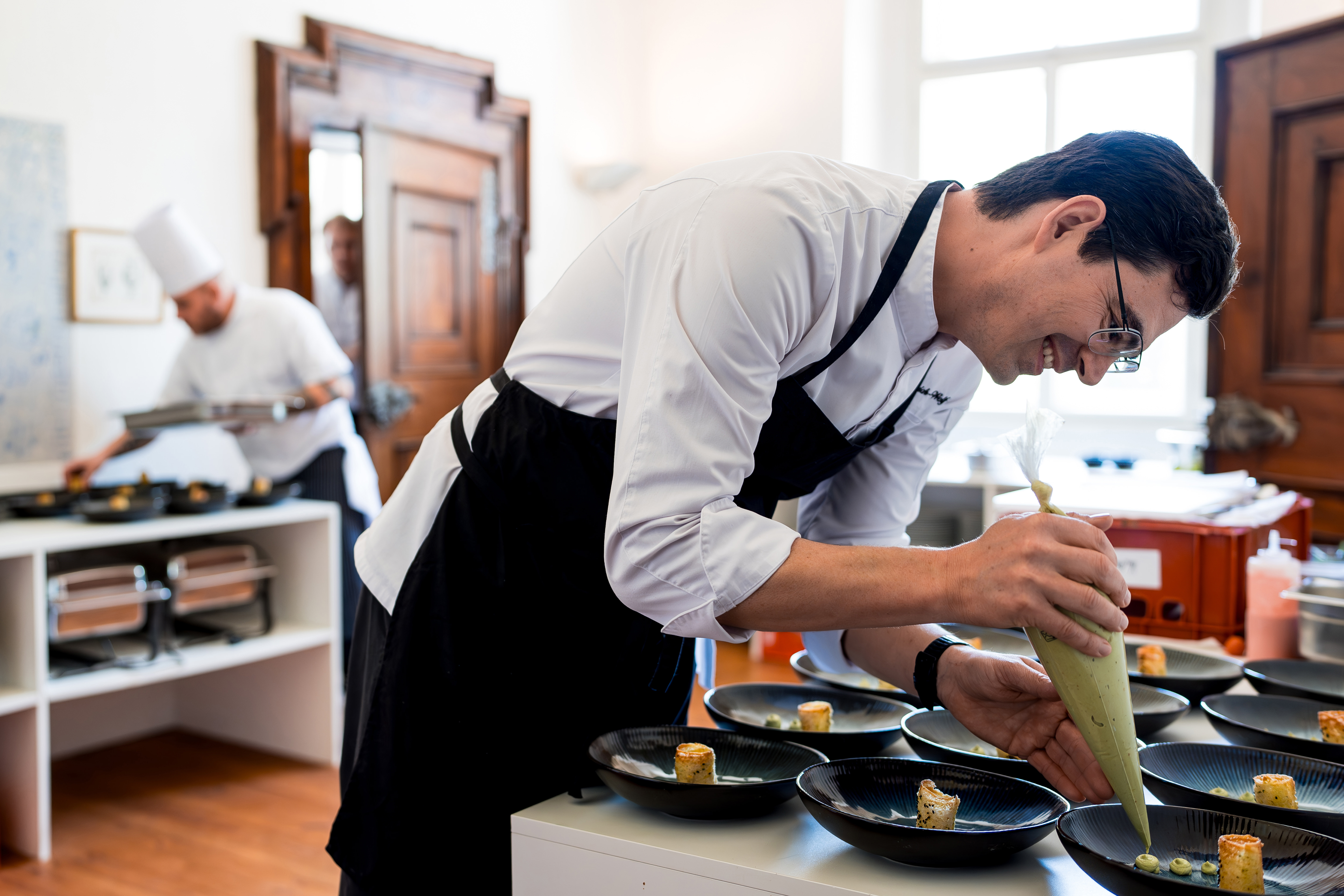Hochzeitslocation: Unsere Chefs beim Anrichten der Vorspeise 
www.tanjaundjosef.at - Schloss Maria Loretto am Wörthersee