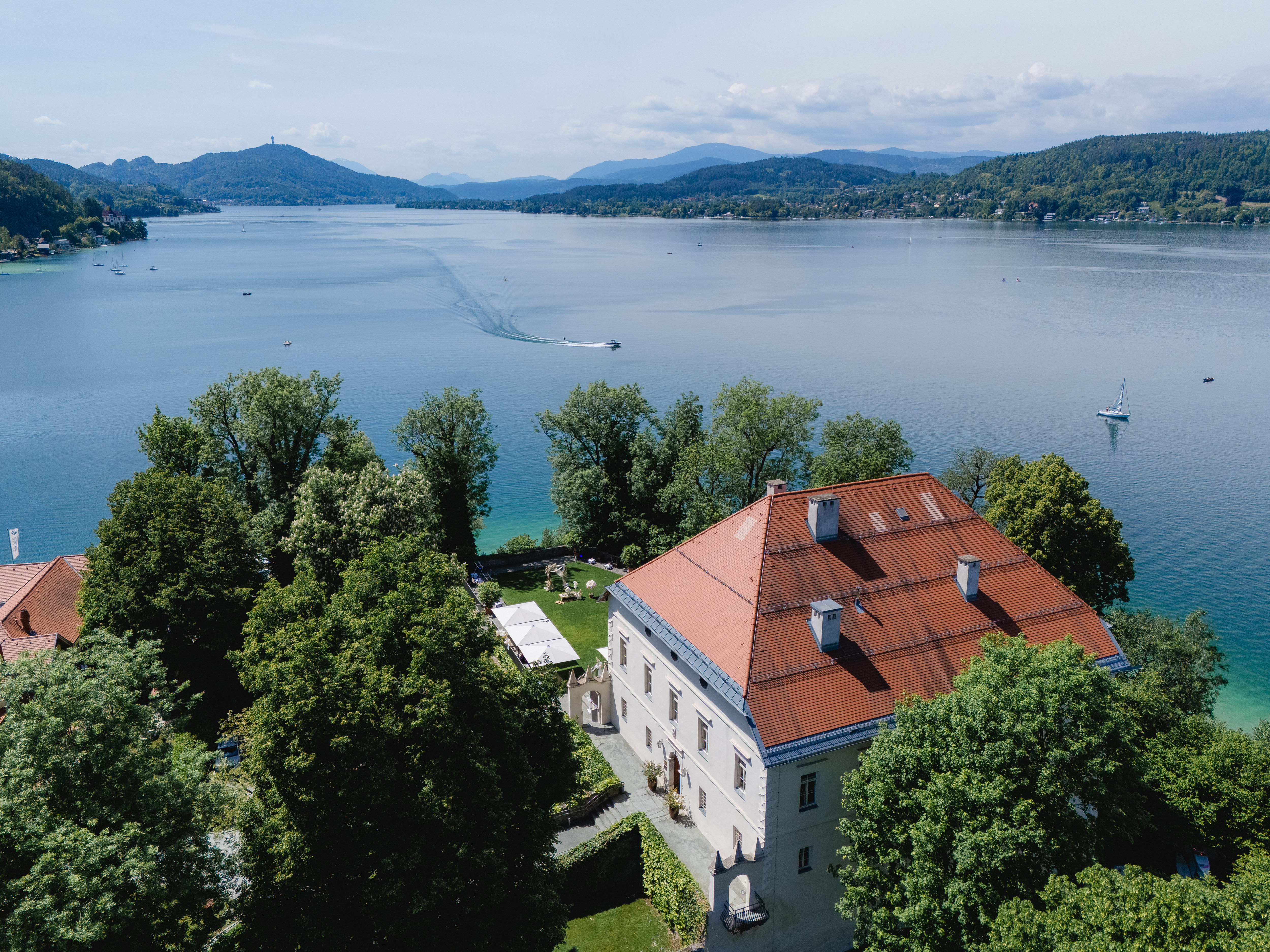 Hochzeitslocation: Schloss Maria Loretto 
www.tanjaundjosef.at - Schloss Maria Loretto am Wörthersee