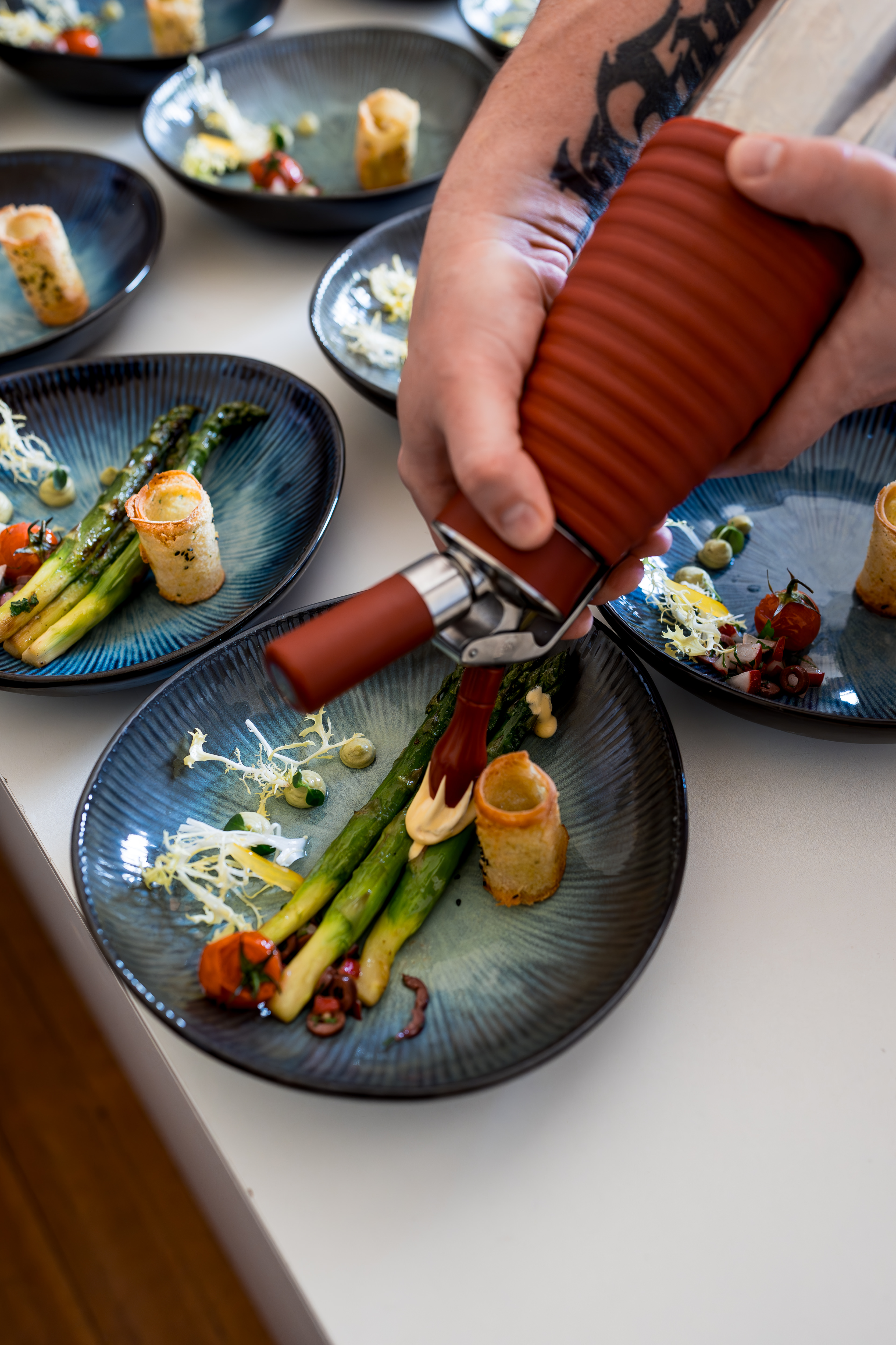 Hochzeitslocation: Vegane Vorspeise serviert 
www.tanjaundjosef.at - Schloss Maria Loretto am Wörthersee