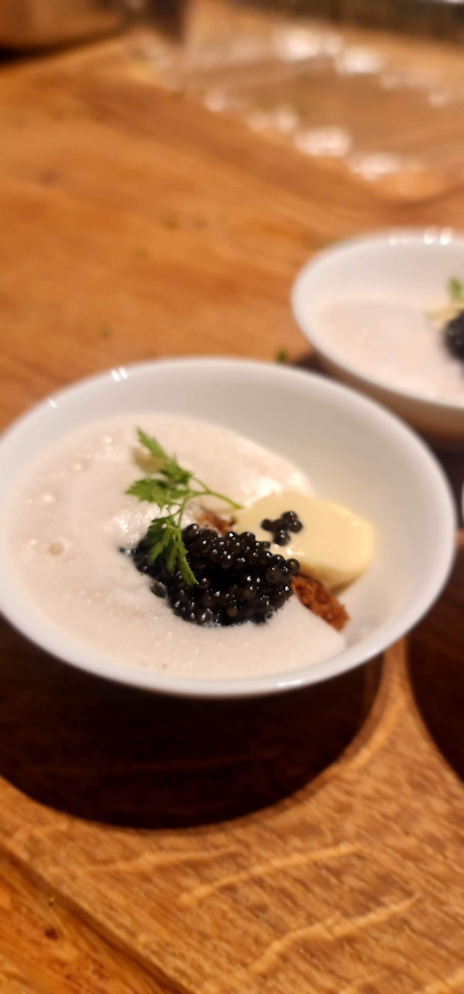 Hochzeitslocation: Osietra Kaviar mit Haselnuss-Beurre Blanc Eis auf Pumpanickelkruste  - Schloss Maria Loretto am Wörthersee