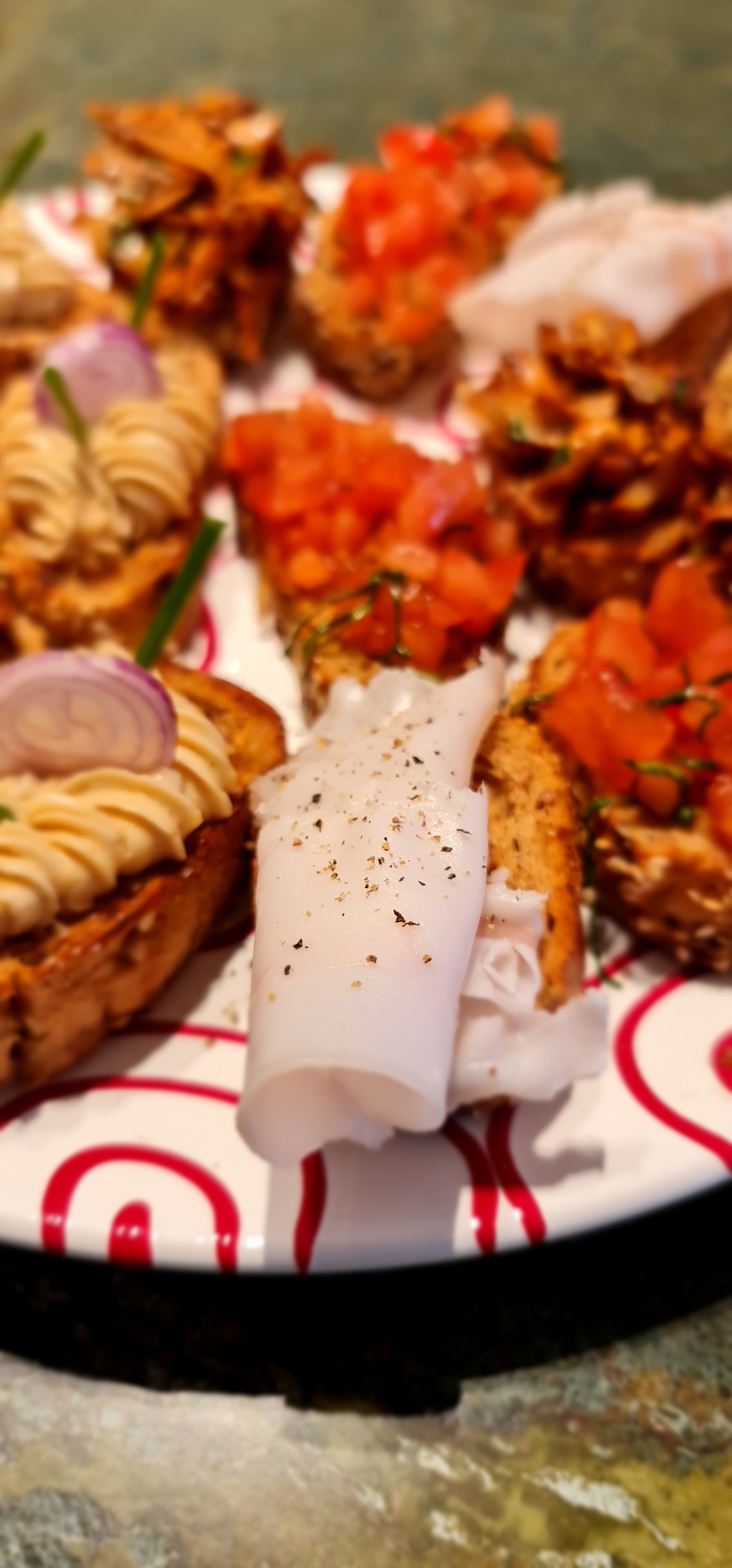 Hochzeitslocation: bunt gemischte Snacks mit Tomatenconfit, Eierschwammerl, Lardo und Durocbratelfetten. - Schloss Maria Loretto am Wörthersee