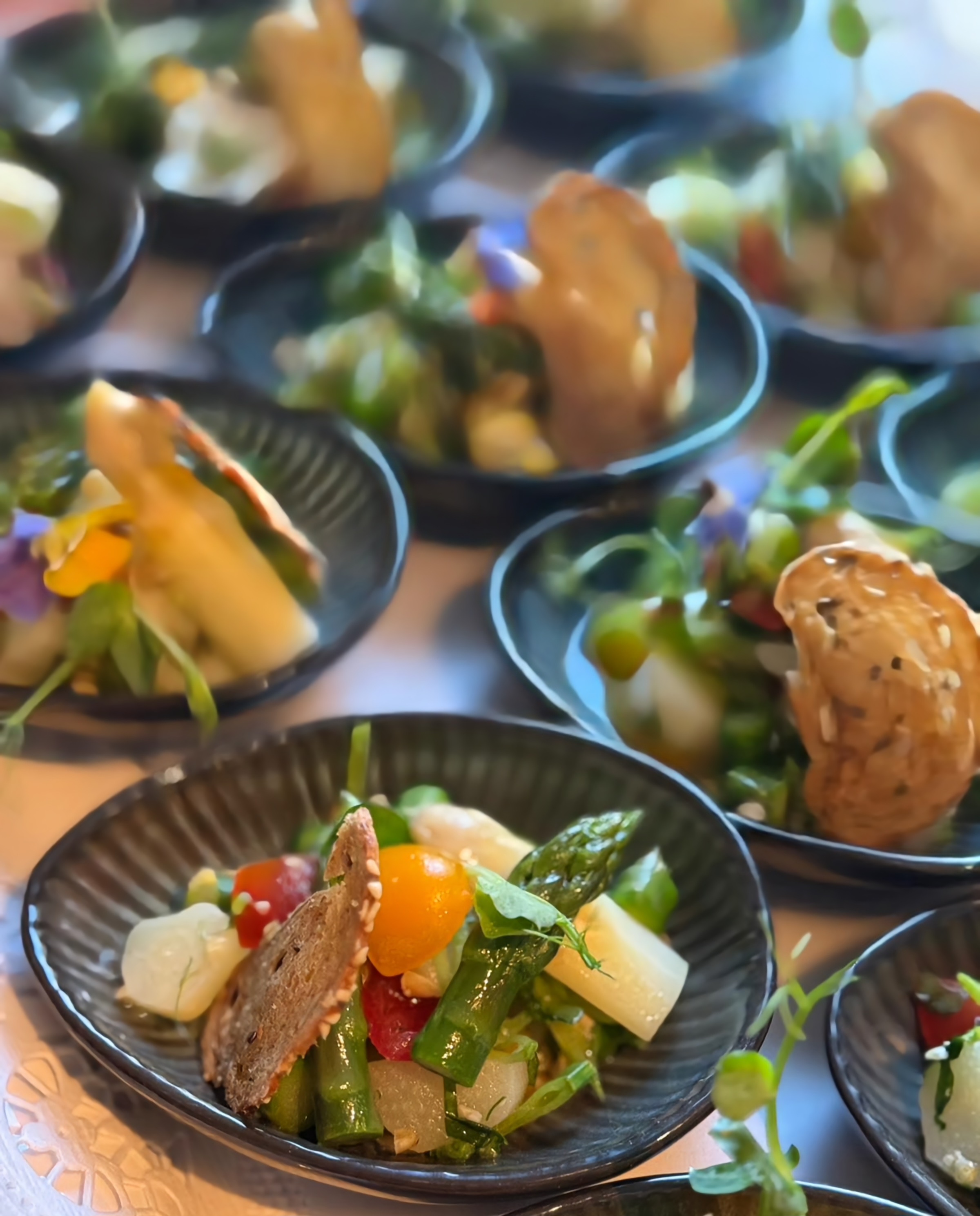 Hochzeitslocation: Spargerlsalat mit grünen Erbsenschoten und Kresseblüten  - Schloss Maria Loretto am Wörthersee