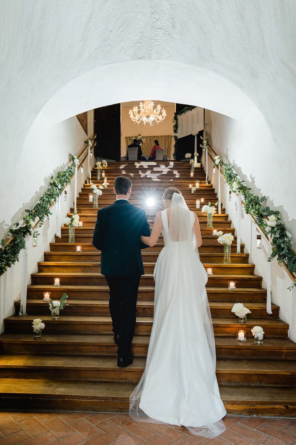 Hochzeitslocation: Brautpaar geht in den ersten Stock. - Schloss Maria Loretto am Wörthersee