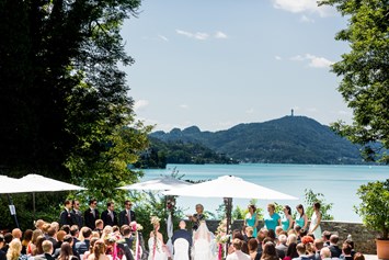 Hochzeit: freie Trauung im Garten. - Schloss Maria Loretto am Wörthersee