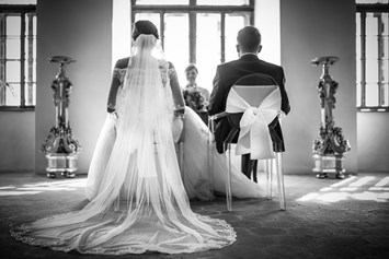 Hochzeit: Eine Standesamtliche Hochzeit im Leopoldinenzimmer in der Burg Forchtenstein im Burgenland. - Burg Forchtenstein
