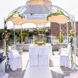 Hochzeit: Ein romantischer Hochzeitspavillon auf der herrlichen Panoramaterrasse gibt der standesamtlichen Trauung vor Ort den würdigen Rahmen. - Matrimonium Kollnbrunn