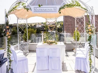 Bruiloft - Weinviertel - Ein romantischer Hochzeitspavillon auf der herrlichen Panoramaterrasse gibt der standesamtlichen Trauung vor Ort den würdigen Rahmen. - Matrimonium Kollnbrunn