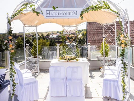 Hochzeitslocation: Ein romantischer Hochzeitspavillon auf der herrlichen Panoramaterrasse gibt der standesamtlichen Trauung vor Ort den würdigen Rahmen. - Matrimonium Kollnbrunn