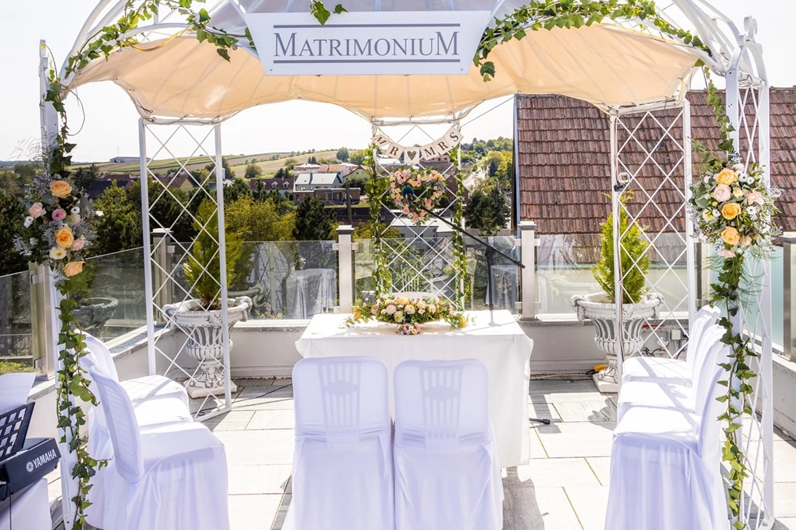 Hochzeitslocation: Ein romantischer Hochzeitspavillon auf der herrlichen Panoramaterrasse gibt der standesamtlichen Trauung vor Ort den würdigen Rahmen. - Matrimonium Kollnbrunn