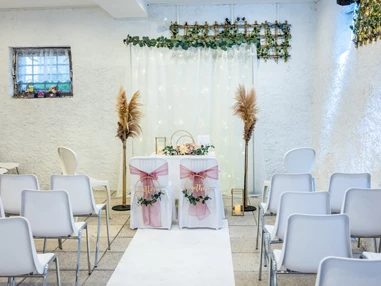Hochzeitslocation: Bei Schlechtwetter- oder gewollt kühle Alternative steht auch ein liebevoll renoviertes uriges Presshaus auf dem Areal zur Verfügung. - Matrimonium Kollnbrunn