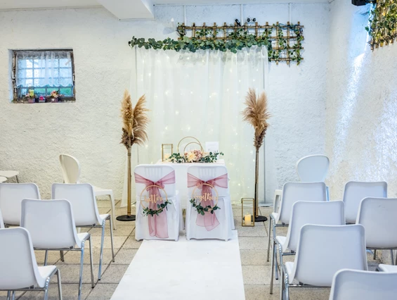 Hochzeitslocation: Bei Schlechtwetter- oder gewollt kühle Alternative steht auch ein liebevoll renoviertes uriges Presshaus auf dem Areal zur Verfügung. - Matrimonium Kollnbrunn