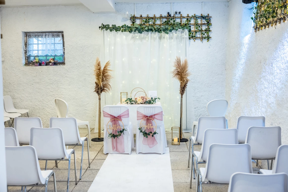 Hochzeitslocation: Bei Schlechtwetter- oder gewollt kühle Alternative steht auch ein liebevoll renoviertes uriges Presshaus auf dem Areal zur Verfügung. - Matrimonium Kollnbrunn
