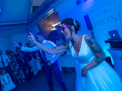 Bruiloft - Weinviertel - Modernste Technik, die woanders separat verrechnet wird, ist im Matrimonium inkludiert. Ein ausgeklügeltes Soundsystem mit über 30 Lautsprechern, zahlreiche Anbindungsmöglichkeiten für externe Audio- und Videoquellen, ein Full HD Beamer auf 3m Leinwand, ein 60” LED-Screen auf Rollständer, ein zusätzlicher 55“ Bildschirm in der Bar, Funkmikros, USB-Buchsen zum Handyladen, kostenloses WLAN uvm. - hier bleiben einfach keine Wünsche offen. - Matrimonium Kollnbrunn