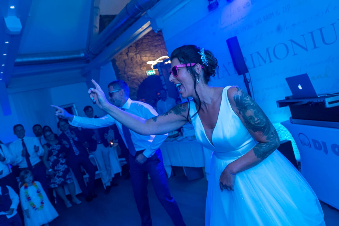 Hochzeitslocation: Modernste Technik, die woanders separat verrechnet wird, ist im Matrimonium inkludiert. Ein ausgeklügeltes Soundsystem mit über 30 Lautsprechern, zahlreiche Anbindungsmöglichkeiten für externe Audio- und Videoquellen, ein Full HD Beamer auf 3m Leinwand, ein 60” LED-Screen auf Rollständer, ein zusätzlicher 55“ Bildschirm in der Bar, Funkmikros, USB-Buchsen zum Handyladen, kostenloses WLAN uvm. - hier bleiben einfach keine Wünsche offen. - Matrimonium Kollnbrunn