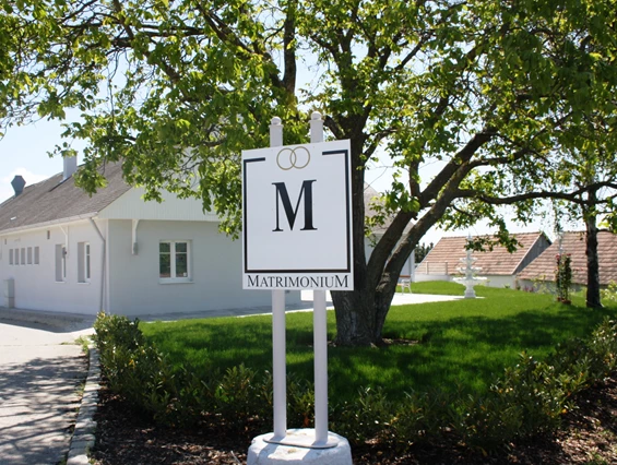 Hochzeitslocation: Nur 15 Autobahnminuten von Wien entfernt und umgeben von malerischen Weinreben, weitläufigen Blumenwiesen und urigen Presshäusern, ist das Matrimonium auf dem idyllischen Kollnbrunner Kellerberg.  - Matrimonium Kollnbrunn
