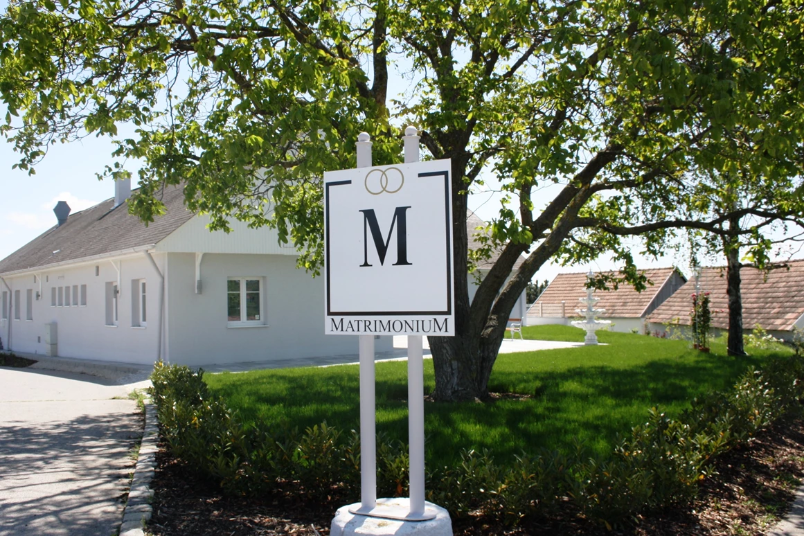 Hochzeitslocation: Nur 15 Autobahnminuten von Wien entfernt und umgeben von malerischen Weinreben, weitläufigen Blumenwiesen und urigen Presshäusern, ist das Matrimonium auf dem idyllischen Kollnbrunner Kellerberg.  - Matrimonium Kollnbrunn