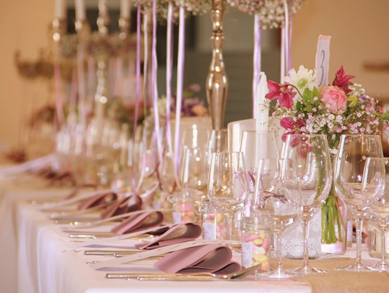 Hochzeit: Festtafel im Wappensaal - Burg Kreuzen