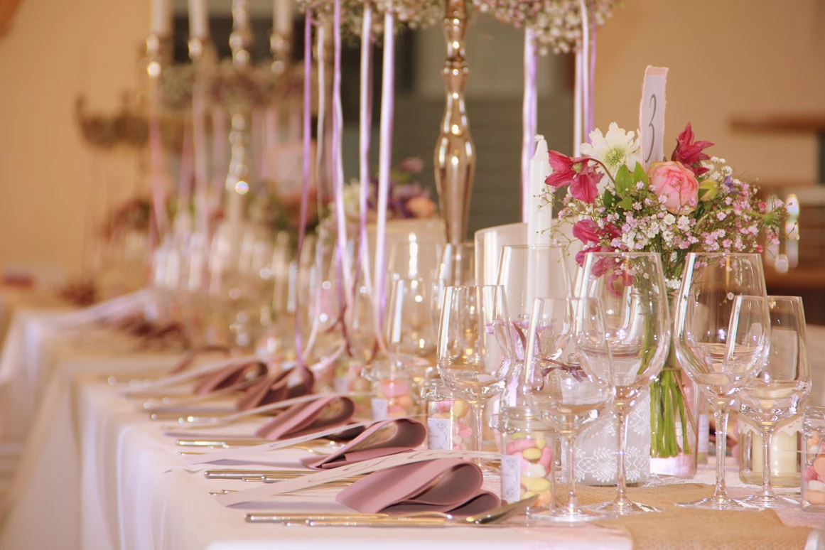 Hochzeit: Festtafel im Wappensaal - Burg Kreuzen