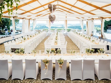 Hochzeit: Festzelt im Burghof mit atemberaubendem Ausblick - Burg Kreuzen