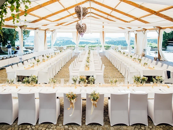 Hochzeit: Festzelt im Burghof mit atemberaubendem Ausblick - Burg Kreuzen