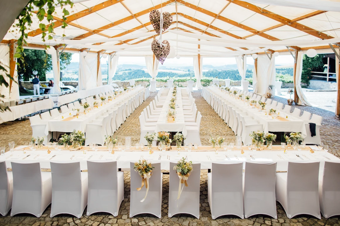 Hochzeit: Festzelt im Burghof mit atemberaubendem Ausblick - Burg Kreuzen