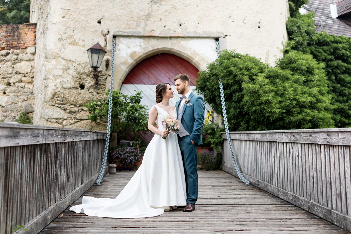 Hochzeit: Burggelände Zugbrücke - Burg Kreuzen