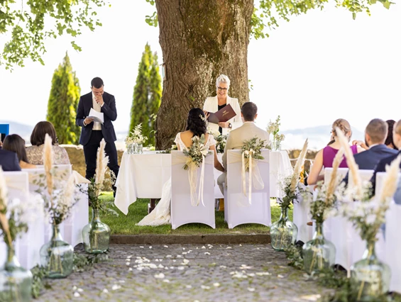 Hochzeit: Trauung unter der Burglinde - Burg Kreuzen