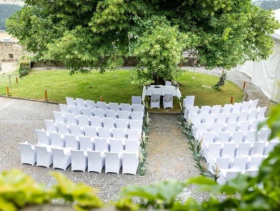 Hochzeit: Trauung unter der Burglinde - Burg Kreuzen