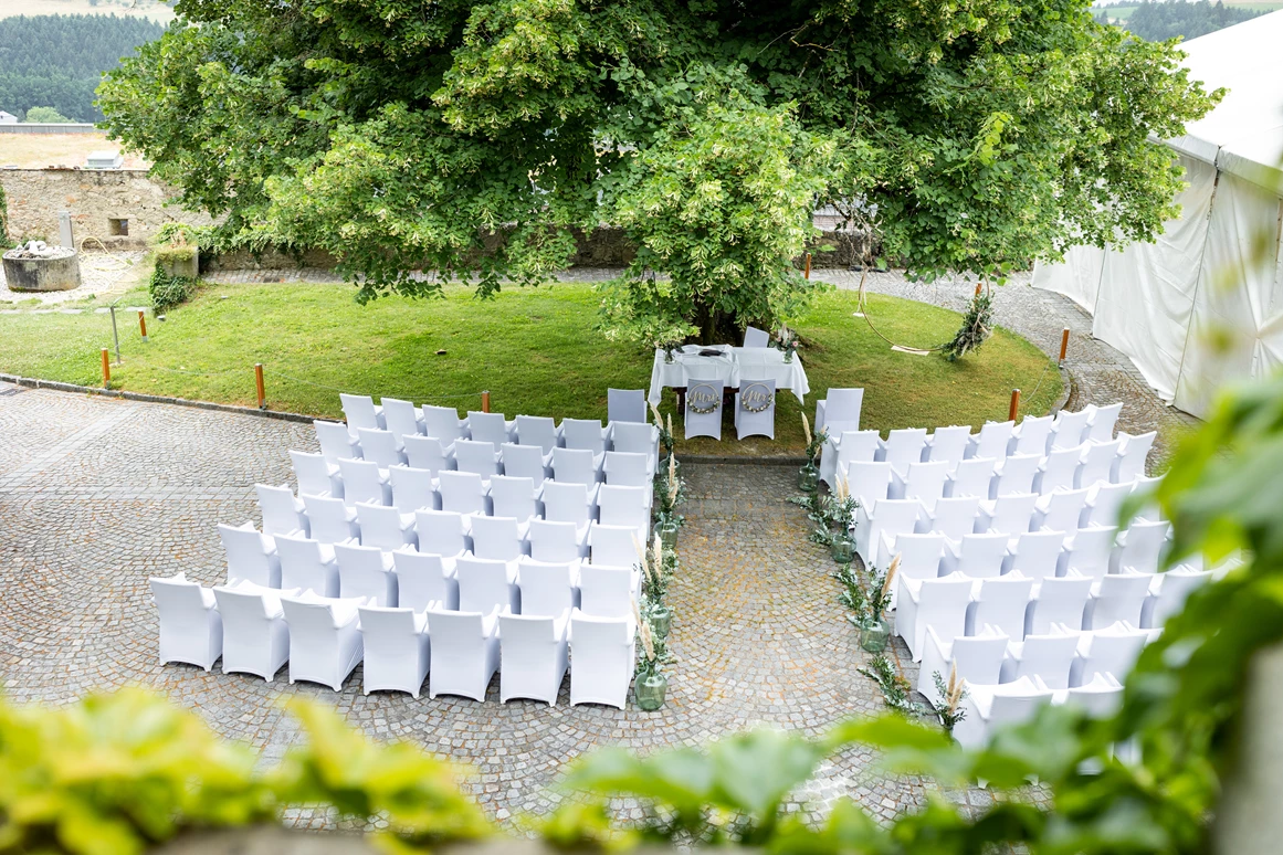 Hochzeit: Trauung unter der Burglinde - Burg Kreuzen