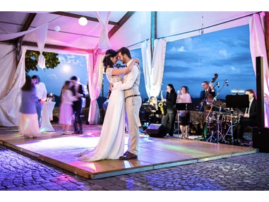 Hochzeit: Festzelt Tanzfläche - Burg Kreuzen