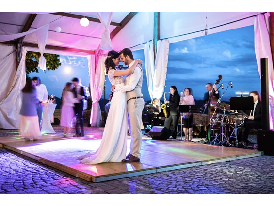 Hochzeit: Festzelt Tanzfläche - Burg Kreuzen